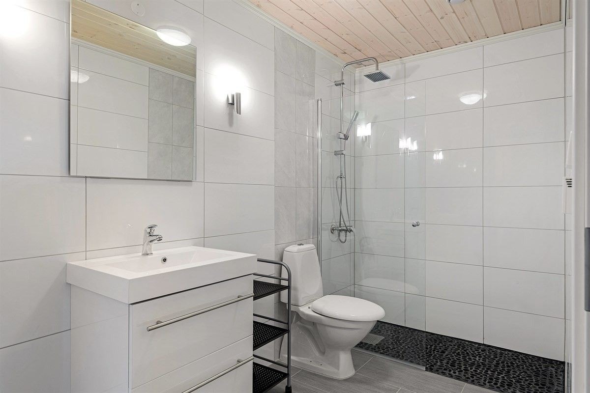 Lyst bad med vaskemaskin og tørketrommel. Galleribilde