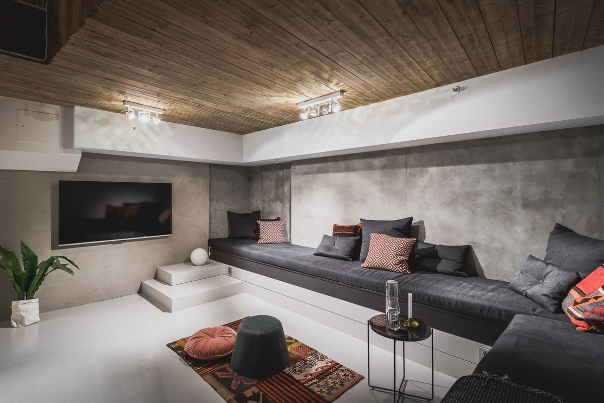 Perfekt for filmentusiaster: Stuen i underetasjen fungerer i praksis som en mer tilbaketrukket del av den sosiale sonen og er ypperlig som en dedikert TV-stue. Galleribilde