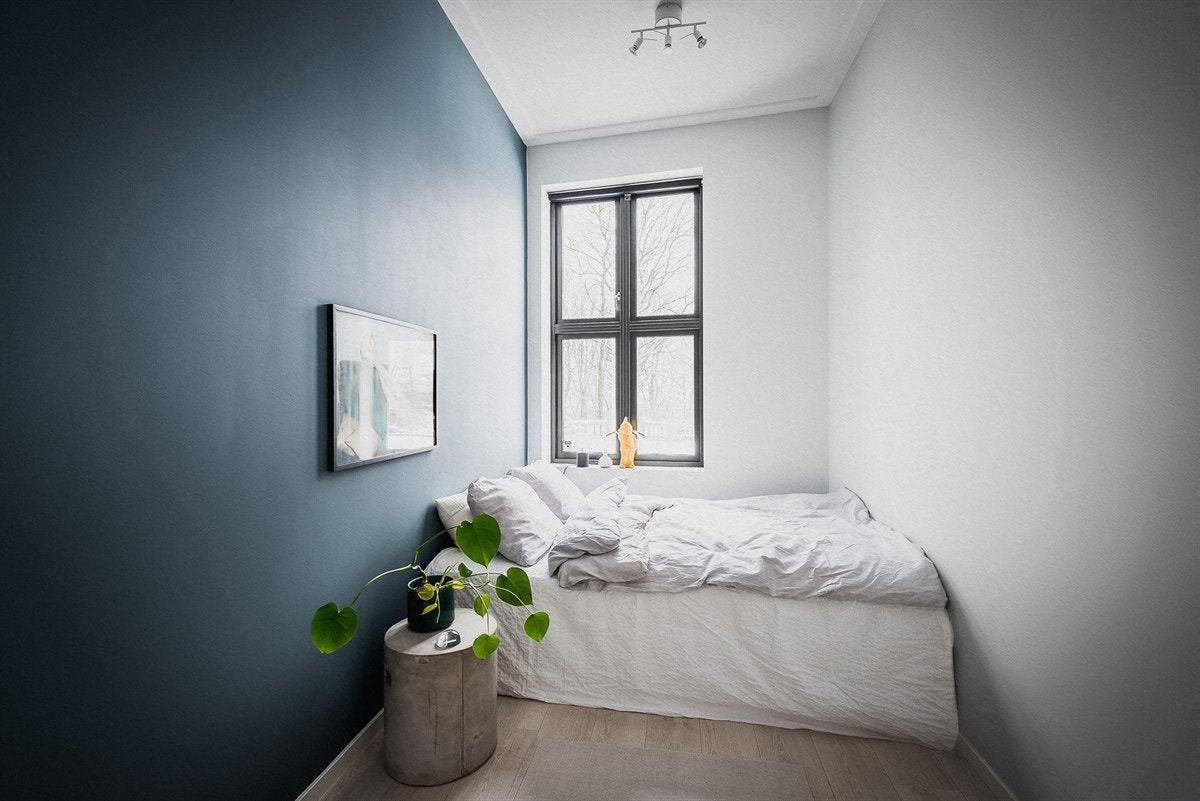 I dag har hoveddelen 2 soverom. Ytterligere to soverom kan etableres ved å ominnrede kjellerstuen og innlemme utleiedelens soverom ref alternative planskisser. Galleribilde