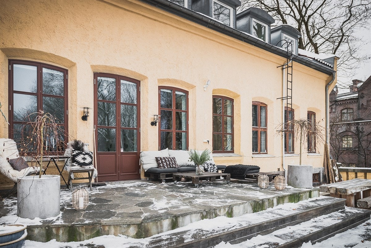 Stor privat terrasse med direkte adkomst fra stue/spisestue samt solrik hagedel på 50 kvm. Galleribilde