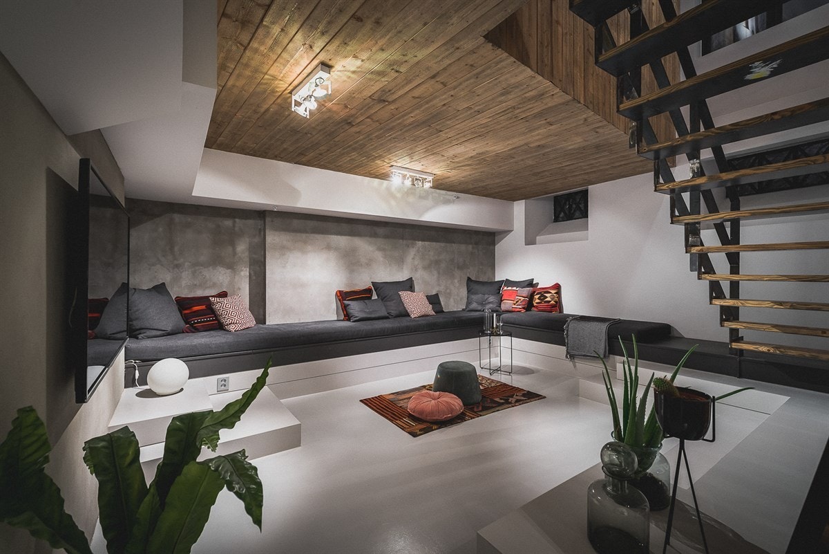 Langs stuens ytterkanter er det bygget benker med sitteplass. Merk at det er godt med lagring i den plassbygde sittegruppen. Galleribilde