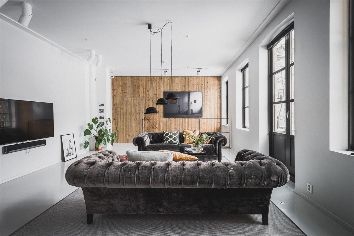 Gulvet er helhetlig utført med Epoxy-maling som føles mykt å trå på, og blir lune av vannbåren varme som kan justeres til ønsket styrke i hvert enkelt rom. Galleribilde