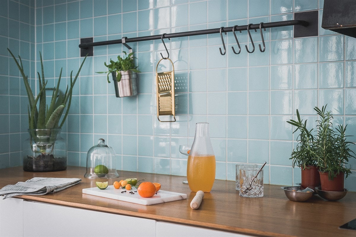 Innredningen er bruksvennlig utformet med generelt brede arbeidsflater, blant annet på begge sider av kokesonen, samt luftig avstand mellom benkene og den frittstående øyen. Galleribilde