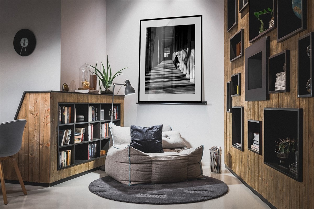 Nyt kvelden med en god bok mellom de plassbygde bokhyllene. Galleribilde