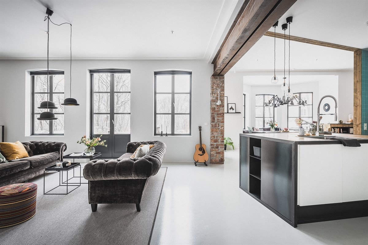 Viktig for romopplevelsen av den sosiale sonen er hele åtte høyreiste vinduer fra 2013 som alle slipper mye naturlig lys inn fra syd. Galleribilde