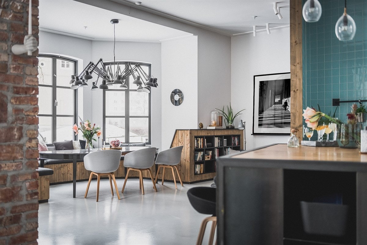 Stuen, spisestuen og kjøkkenet er her forent i et åpent samlingsrom som står for mye av leilighetens unike egenart og fungerer like godt til hverdagslig opphold som til sammenkomster. Galleribilde