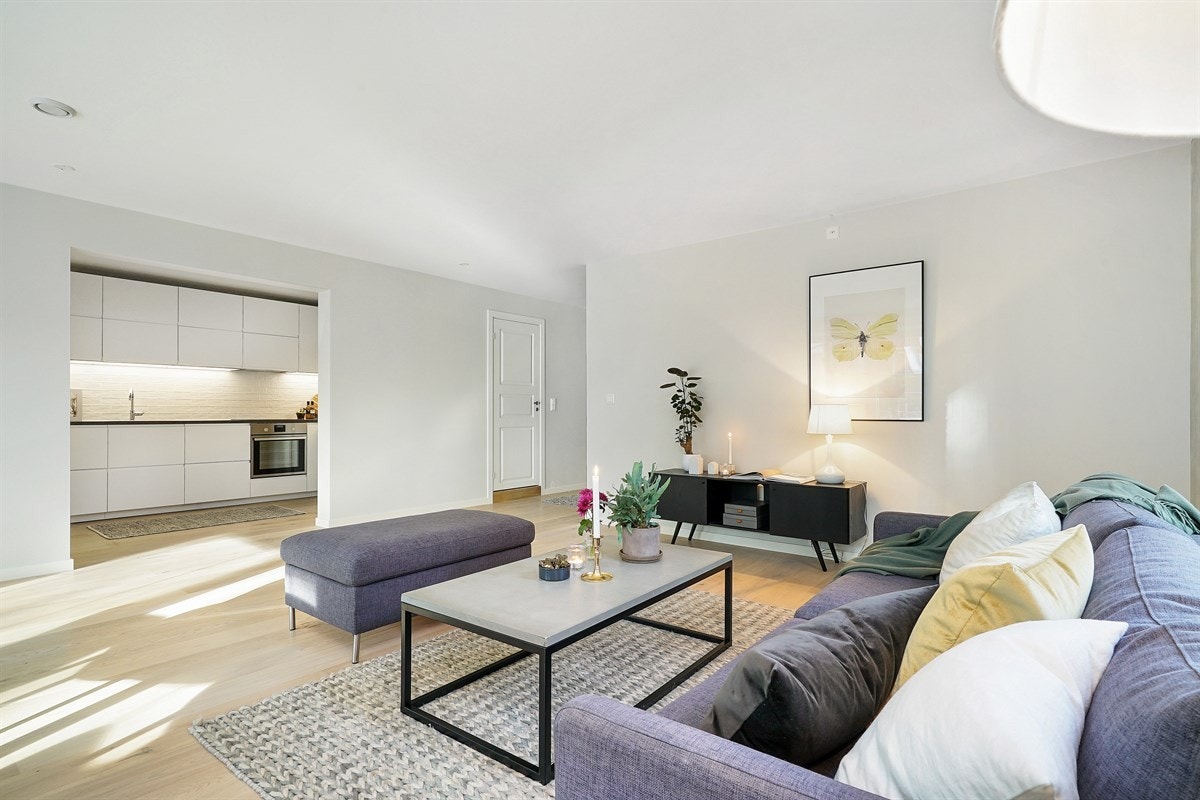 Rommet har god plass for sofaløsning med tilhørende møblement og spisebord. Galleribilde