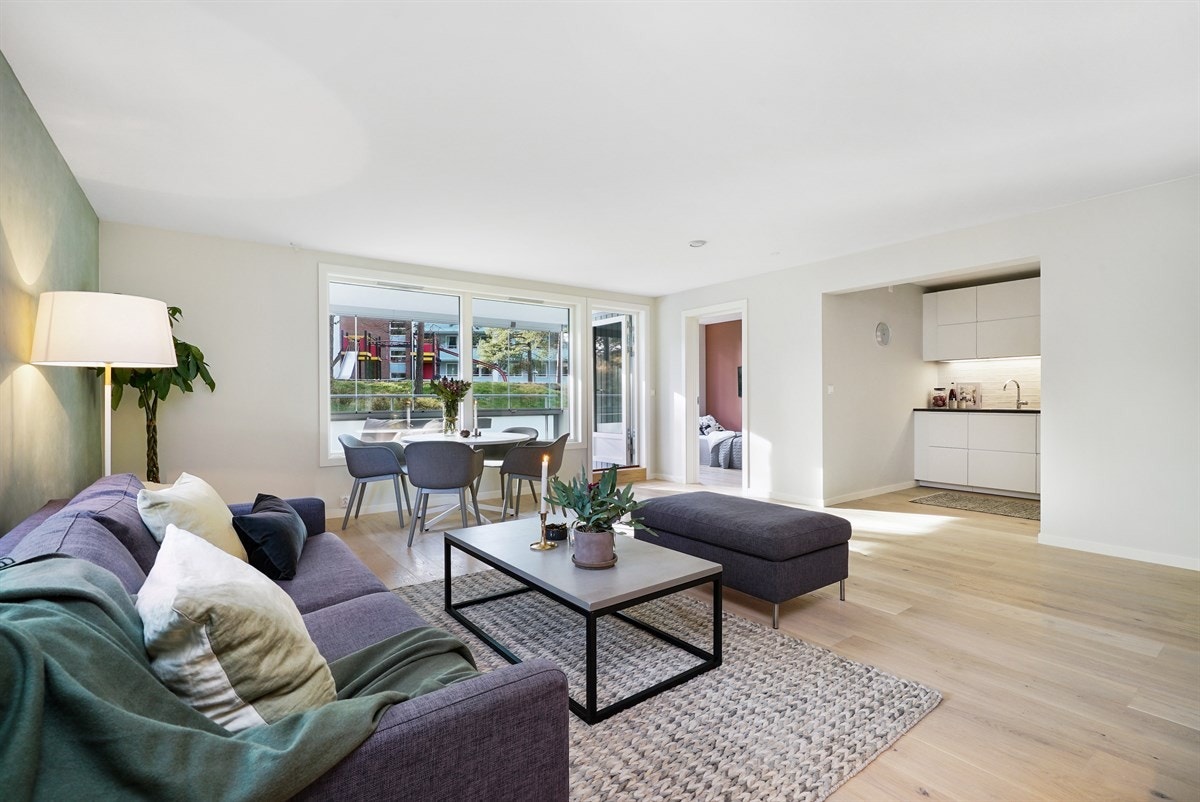 Leiligheten har en hyggelig og innbydende stue med lekkert enstavs parkettgulv, lysmalte vegger og store vindusflater. Galleribilde