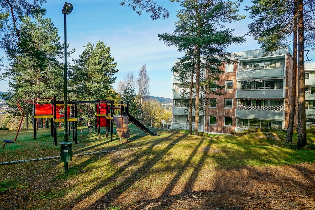 Eiendommen er delvis naturtomt med mye skog, og er ellers pent opparbeidet med plenarealer og fine beplantninger. Galleribilde