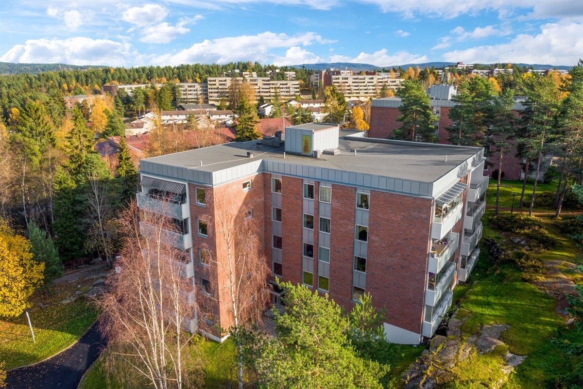 Fasaden er forblendet med teglstein, samt malte panelte overflater på terrasser. Galleribilde