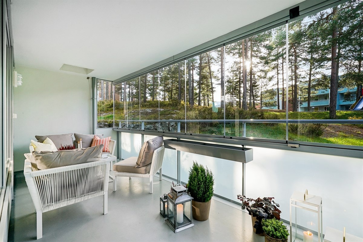 Leiligheten har en stor, innglasset balkong med fine utsiktsforhold og ingen gjenboere. Galleribilde