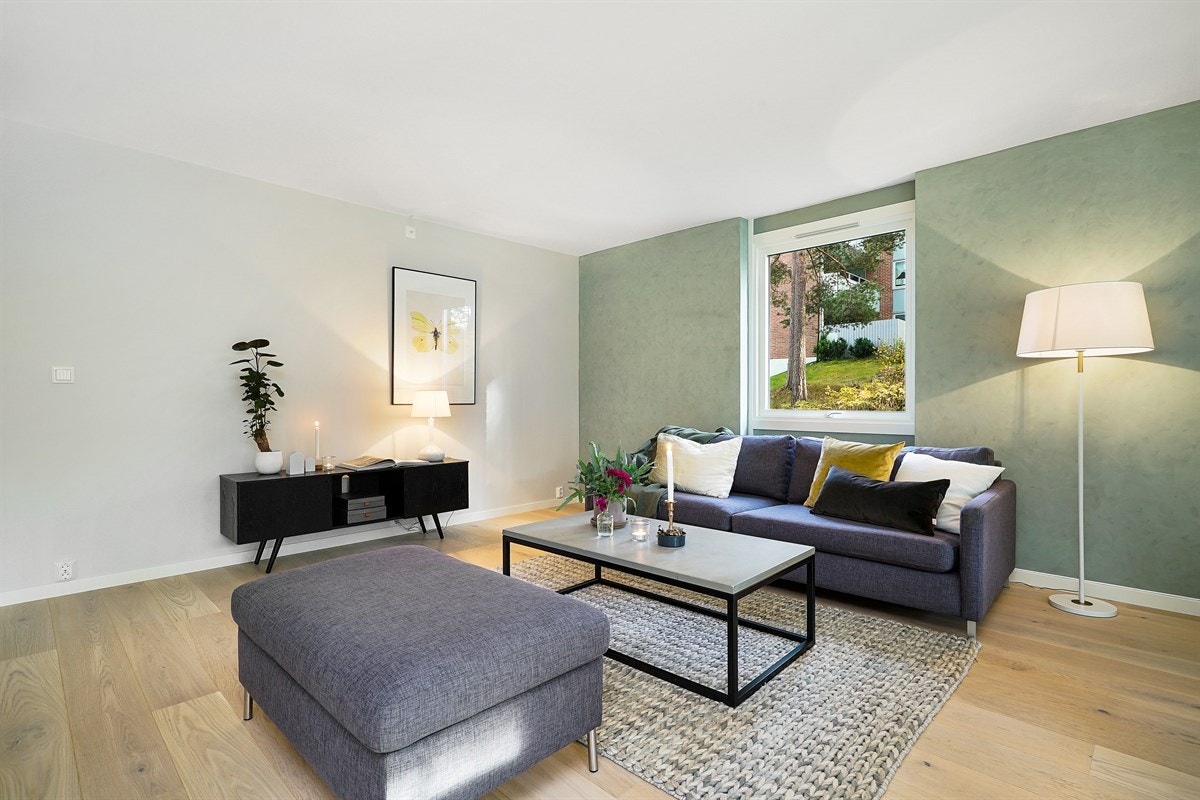 En fondvegg i en dus grønntone gir rommet ekstra karakter og stemning. Galleribilde