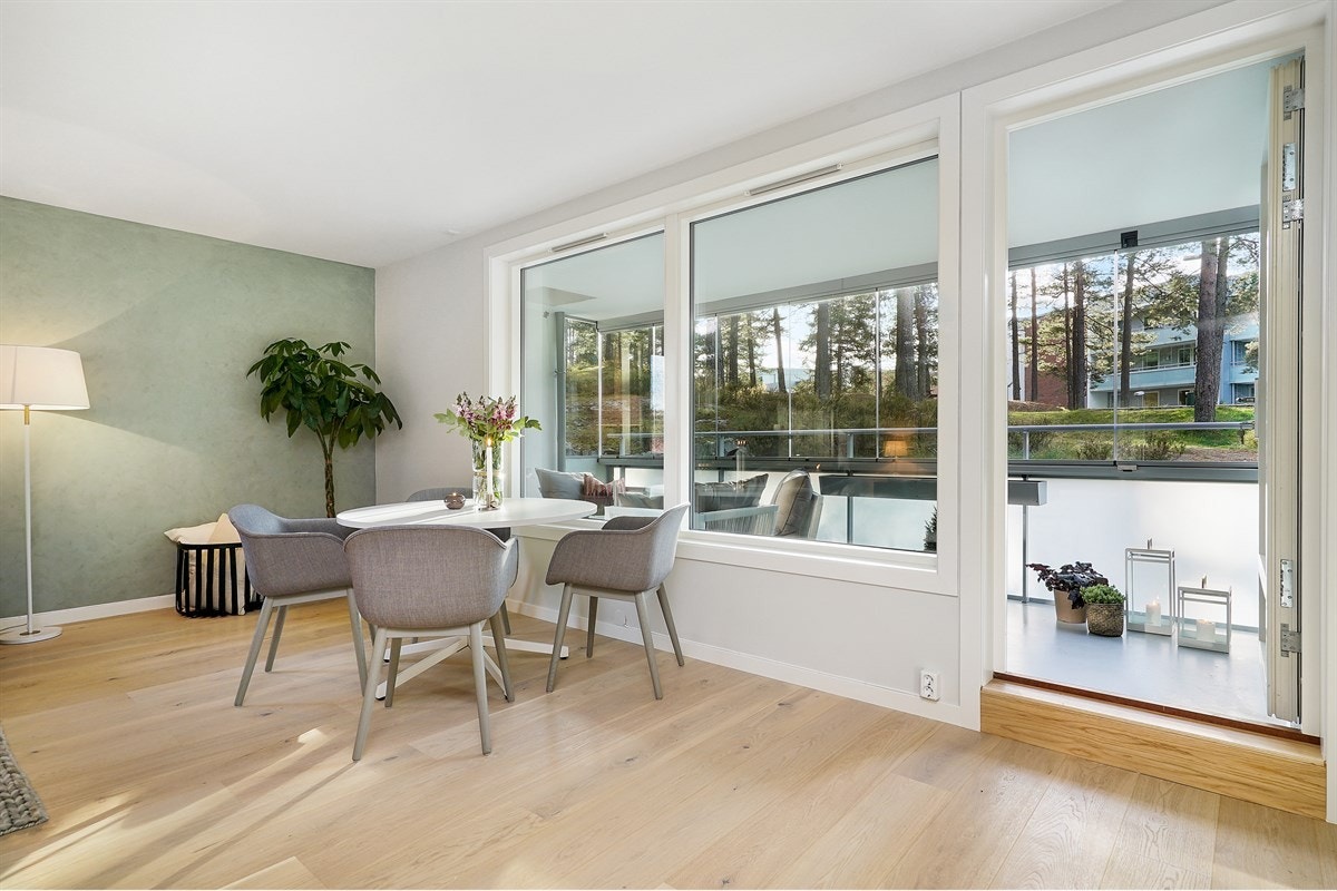 Stuen har også utgang til en romslig, innglasset balkong som oppleves som et ekstra rom store deler av året. Galleribilde