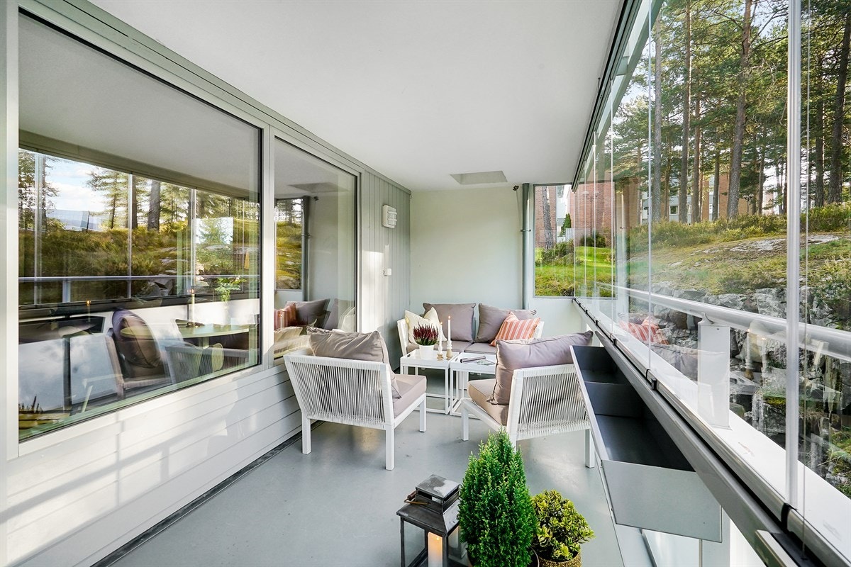 Usjenert og romslig innglasset balkong på 11 kvm. Galleribilde