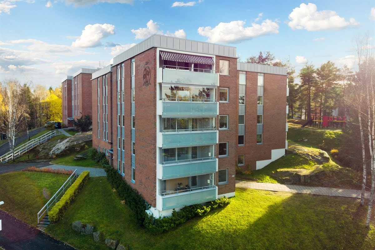 Området er barnevennlig, uten gjennomgangstrafikk, med nærhet til skoler, barnehager og et rikt utvalg av servicetilbud. Galleribilde