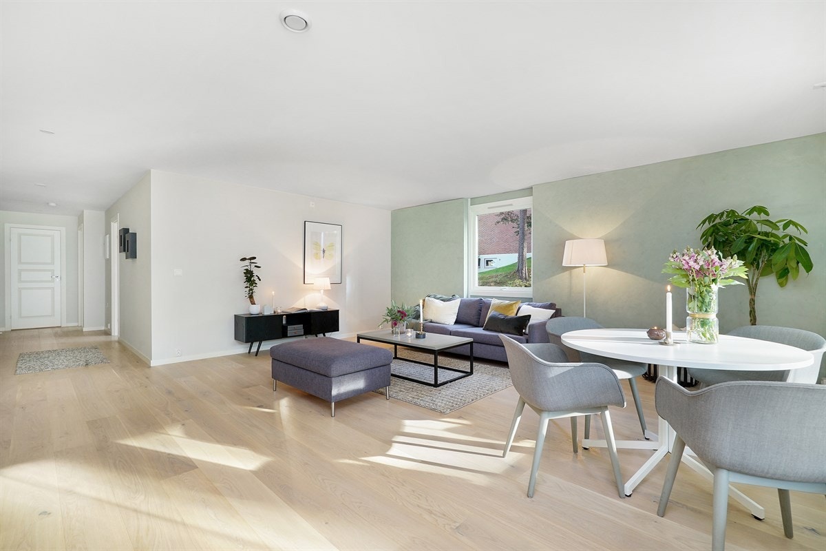 Romslig stue med store vindusflater. Galleribilde