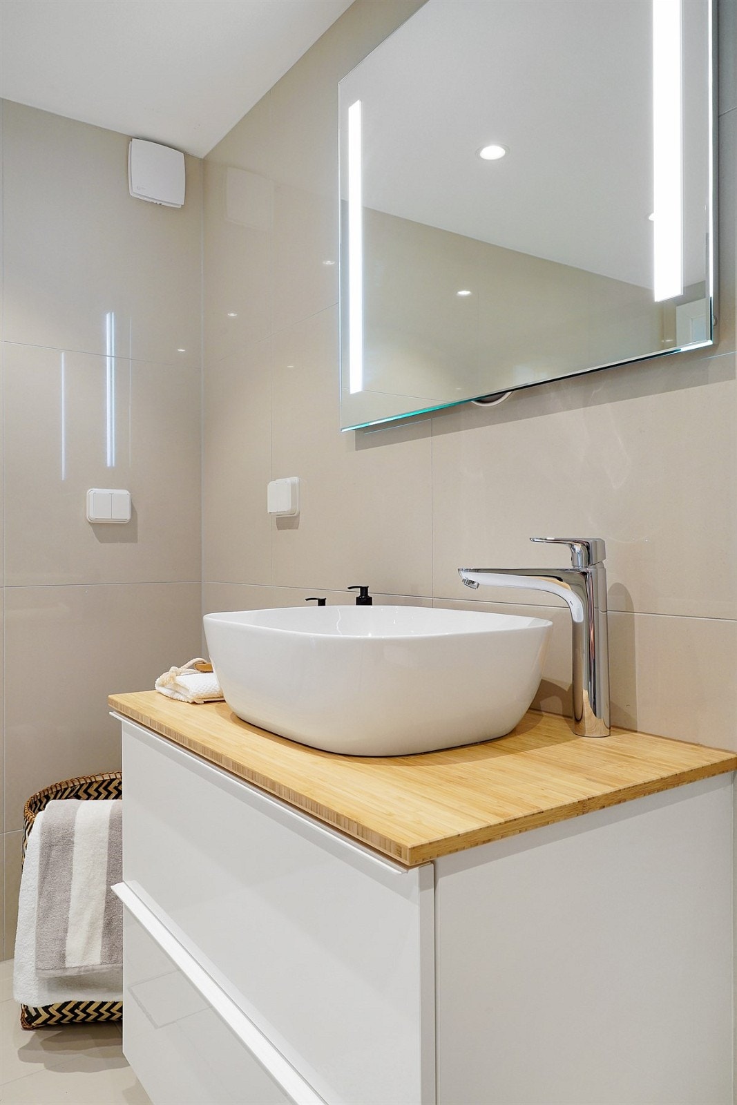 . Innredningen består av en frittstående servant på en praktisk skuffeløsning med topplate i tre, et veggmontert toalett og opplegg for vaskemaskin. Galleribilde