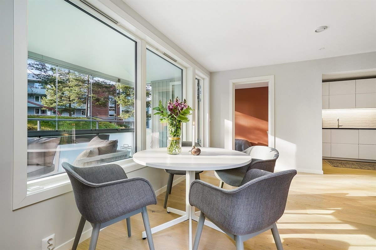 Stuen har også utgang til en romslig, innglasset balkong som oppleves som et ekstra rom store deler av året. Galleribilde