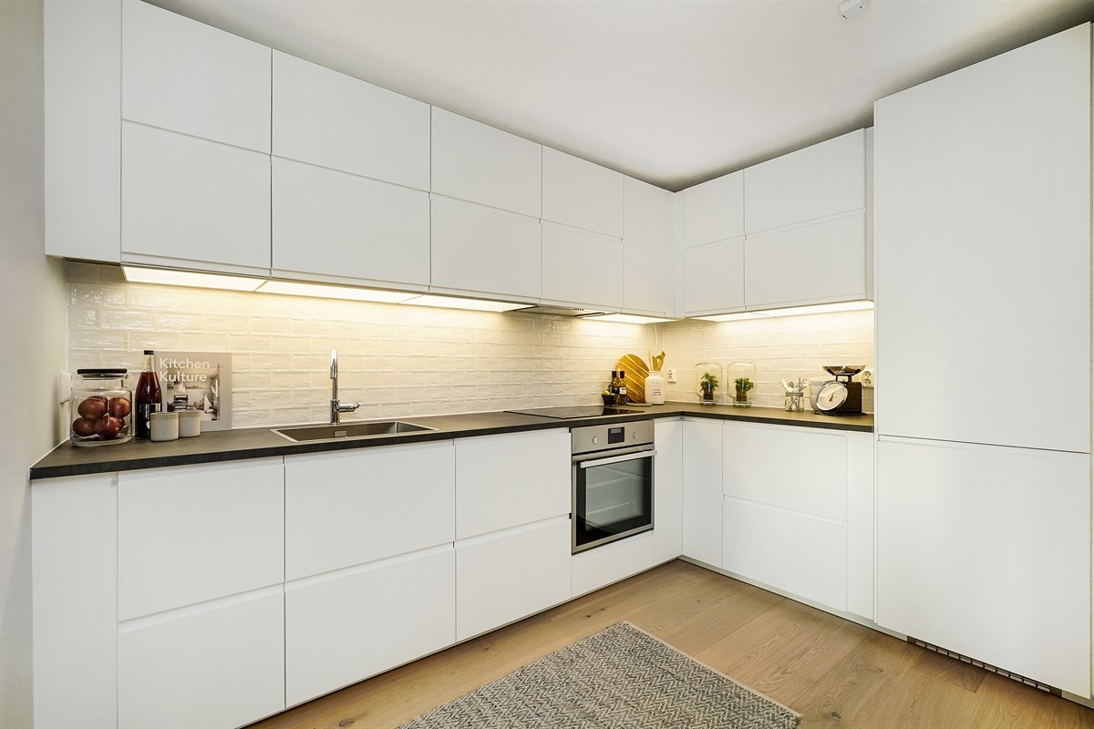 Kjøkkenet er nytt og moderne designet med god benke- og lagringsplass. Galleribilde