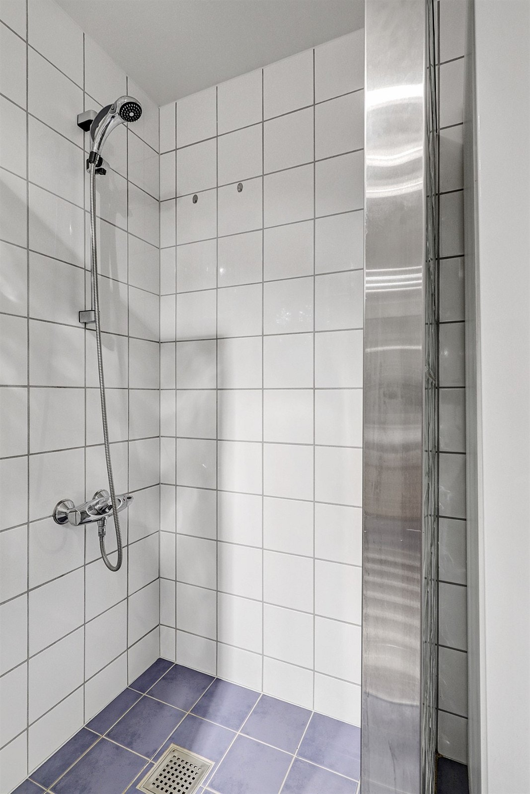 Flislagt bad med dusjnisje. Galleribilde