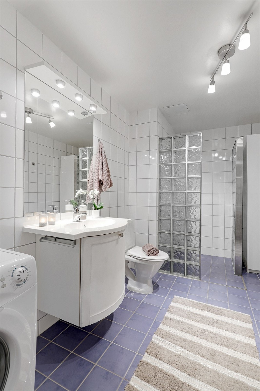 Flislagt bad med dusjnisje. Galleribilde