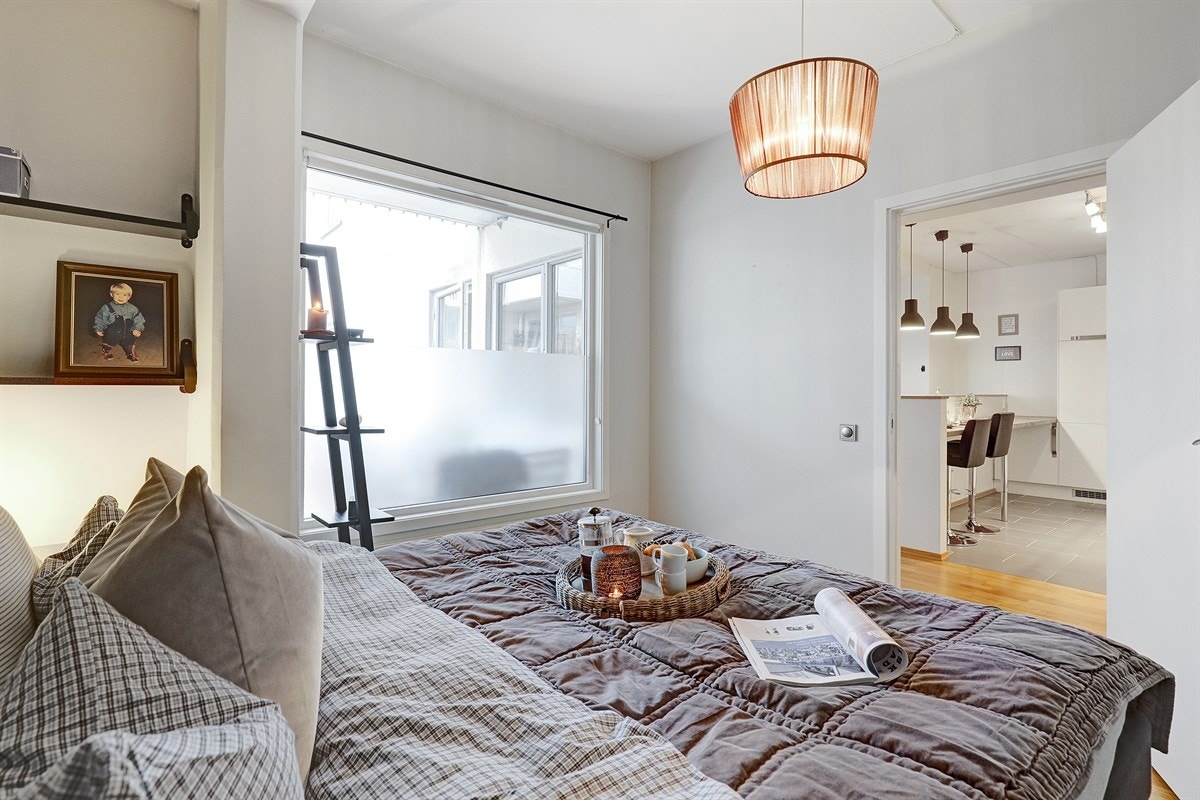 Soverom med romslig walk-in garderobe. Galleribilde