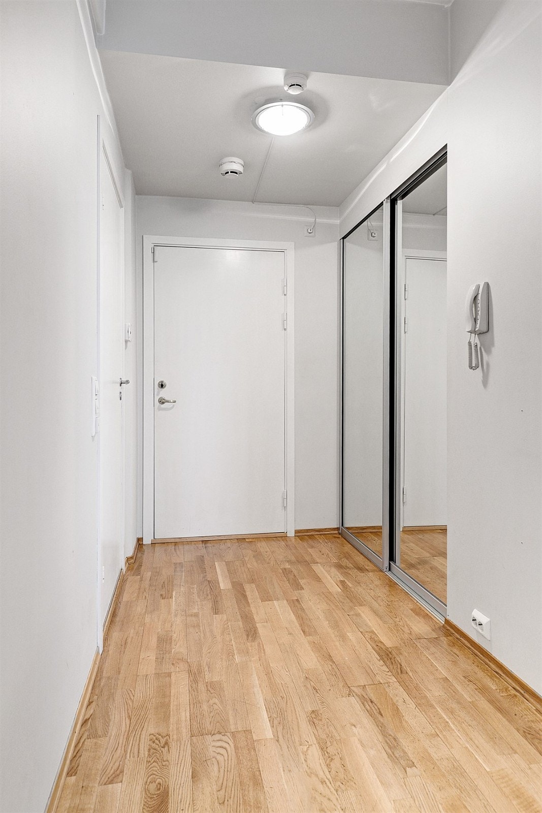 Entré/gang med skyvedørsgarderobe. Galleribilde