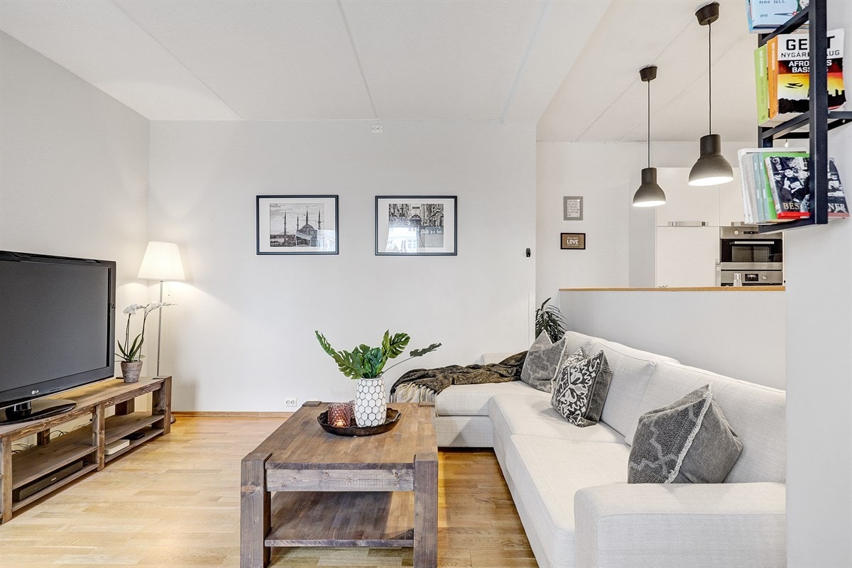 Hyggelig og lys stue med dels åpen kjøkkenløsning. Galleribilde