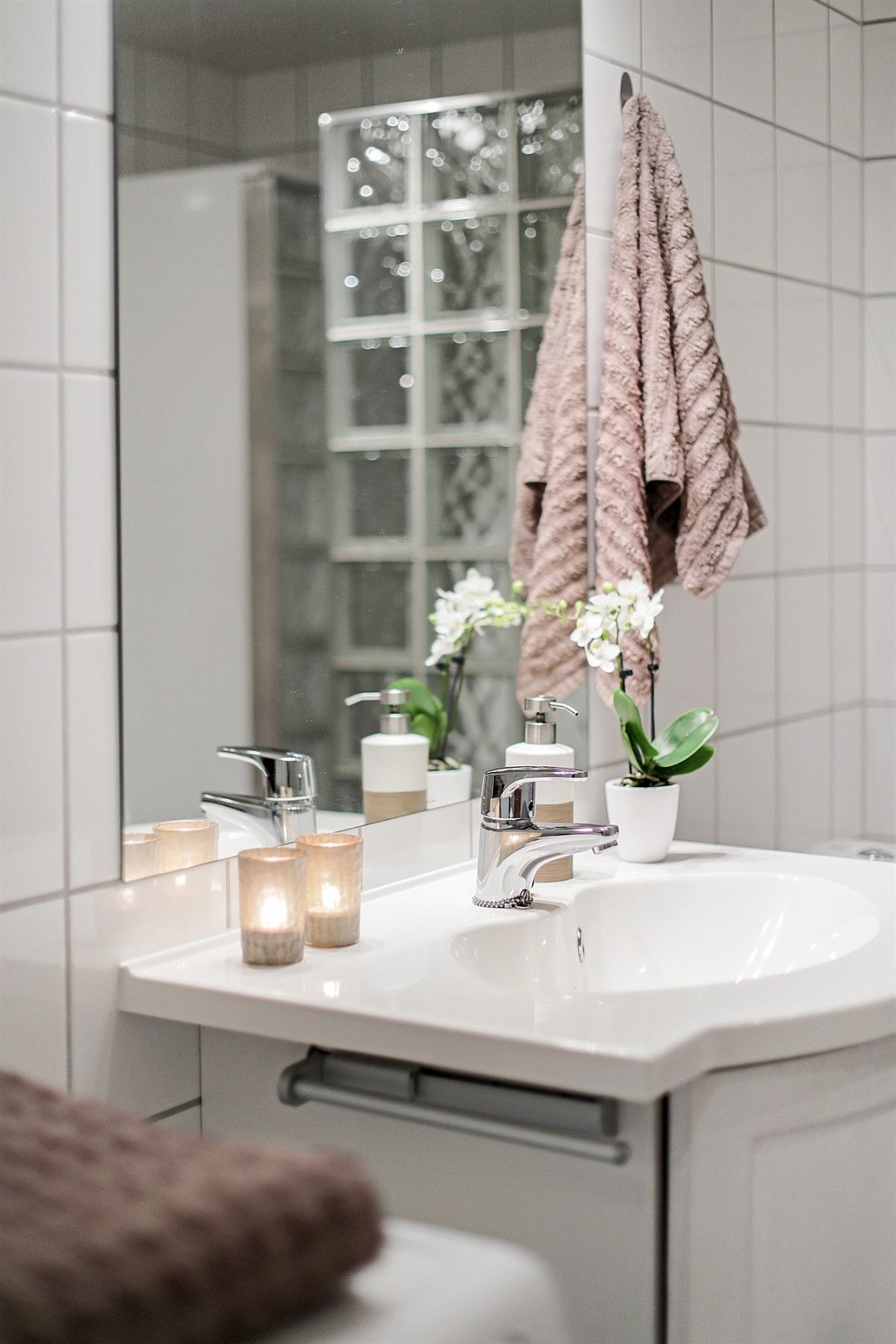 Flislagt bad med dusjnisje. Galleribilde