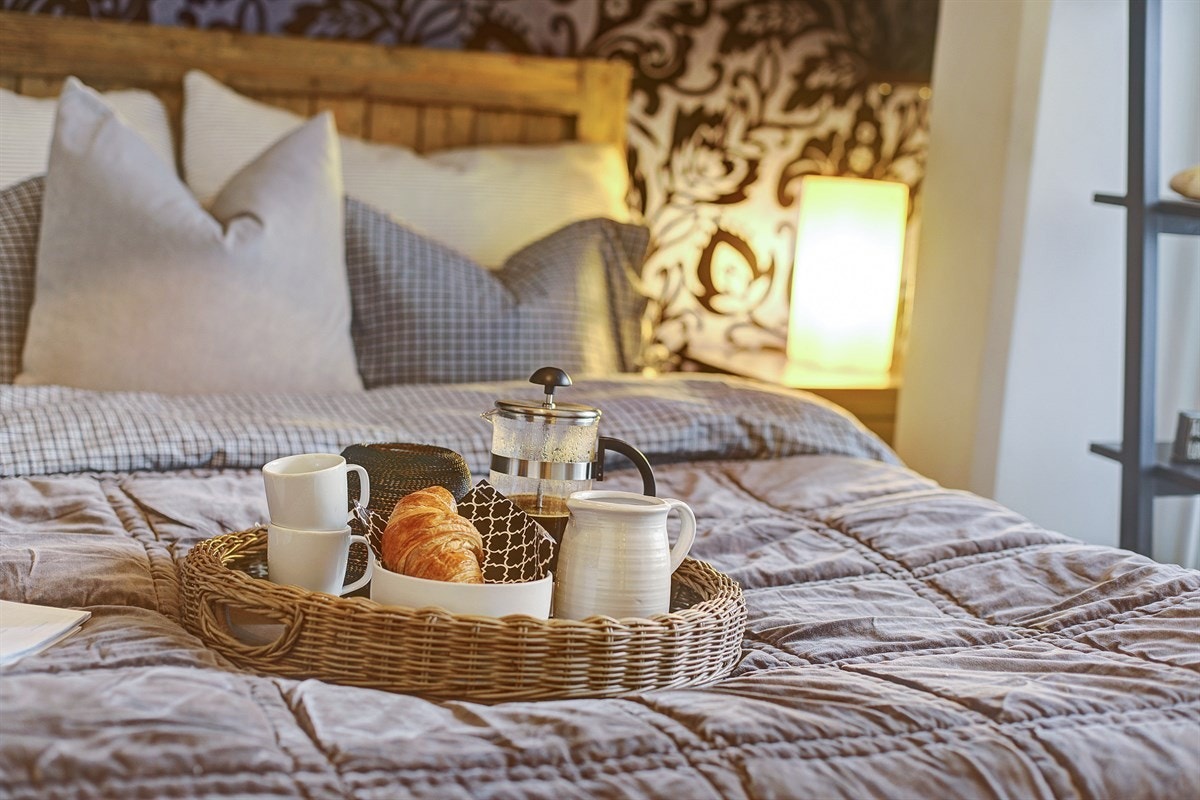 Soverom med romslig walk-in garderobe. Galleribilde