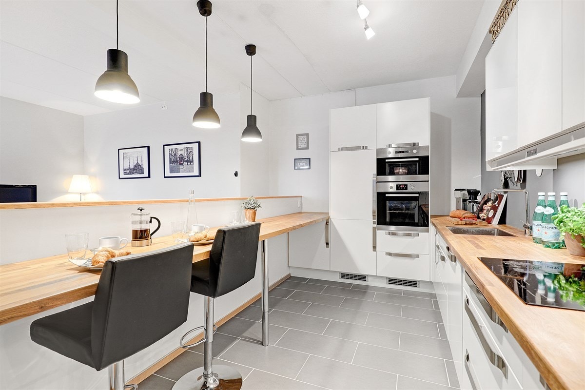 Kjøkken med god skap og benkeplass Galleribilde