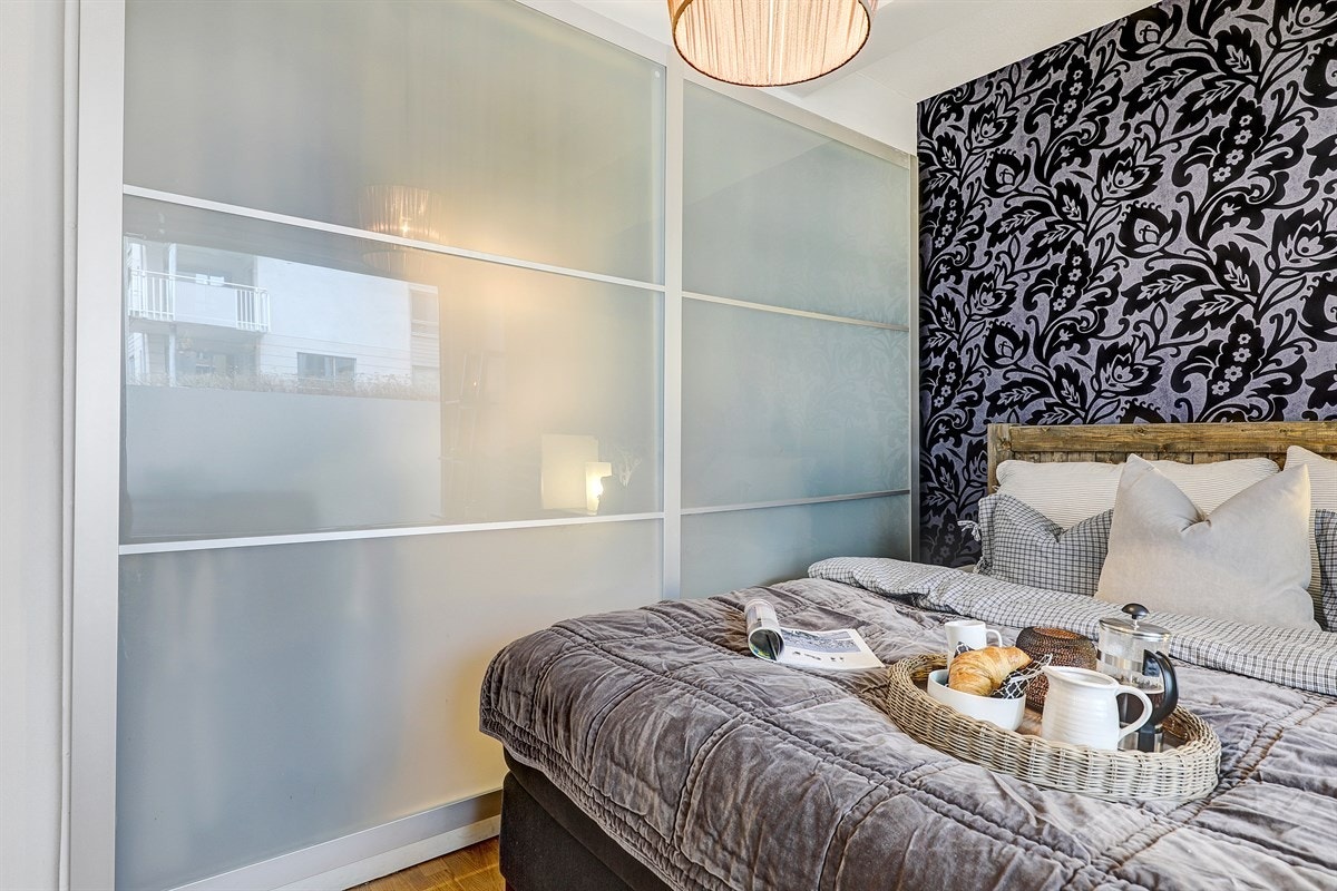 Soverom med romslig walk-in garderobe. Galleribilde