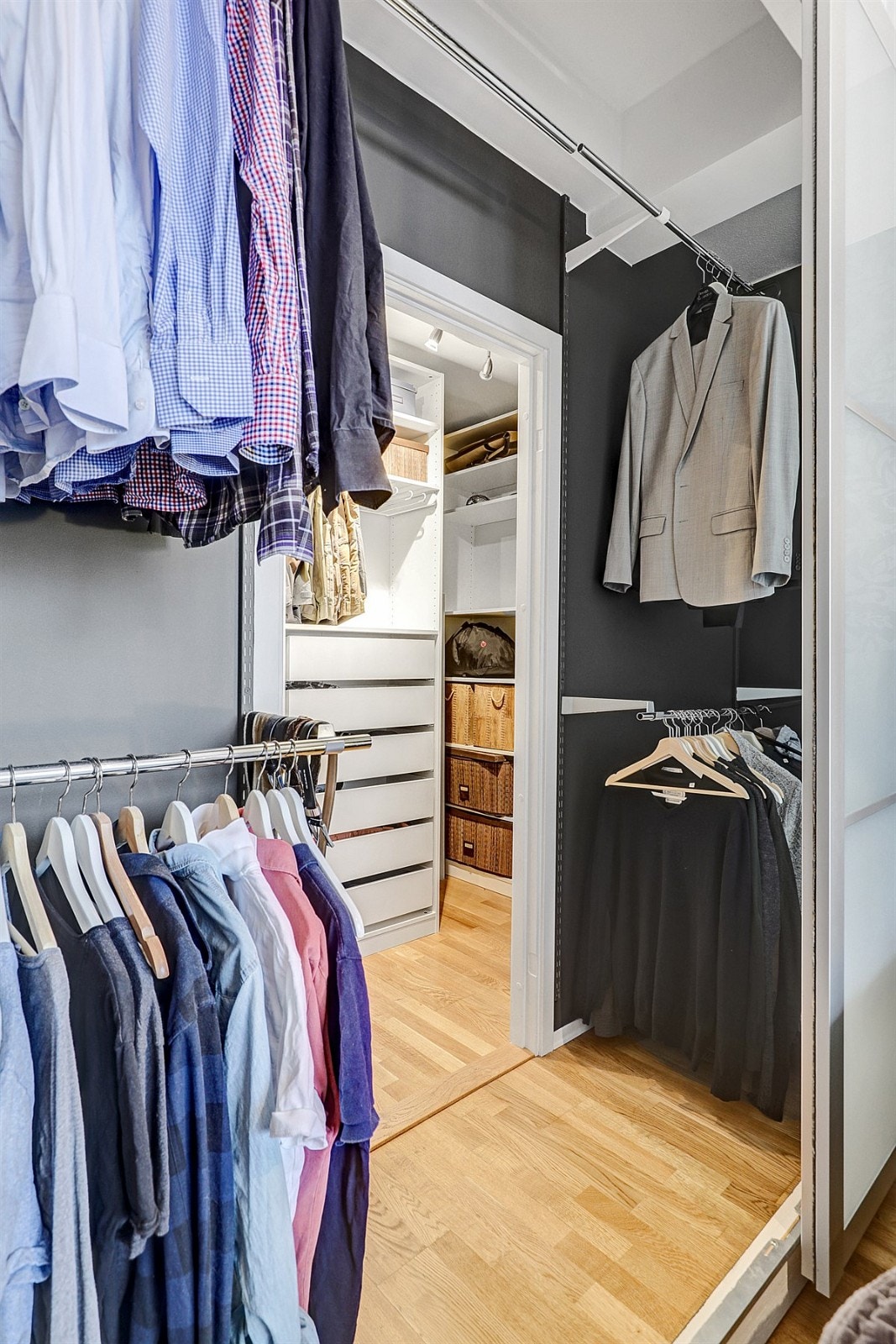 Soverom med romslig walk-in garderobe. Galleribilde