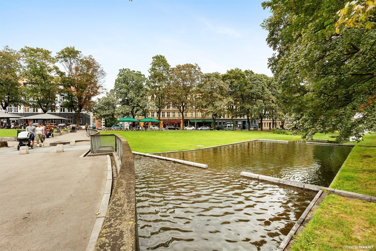 Aleksander Kiellands plass. Galleribilde