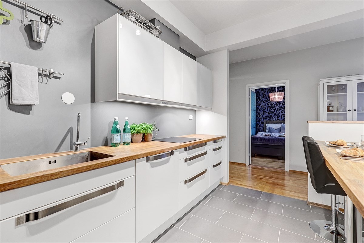 Integrerte hvitevarer som stekeovn, platetopp, oppvaskmaskin, kjøleskap og fryser Galleribilde