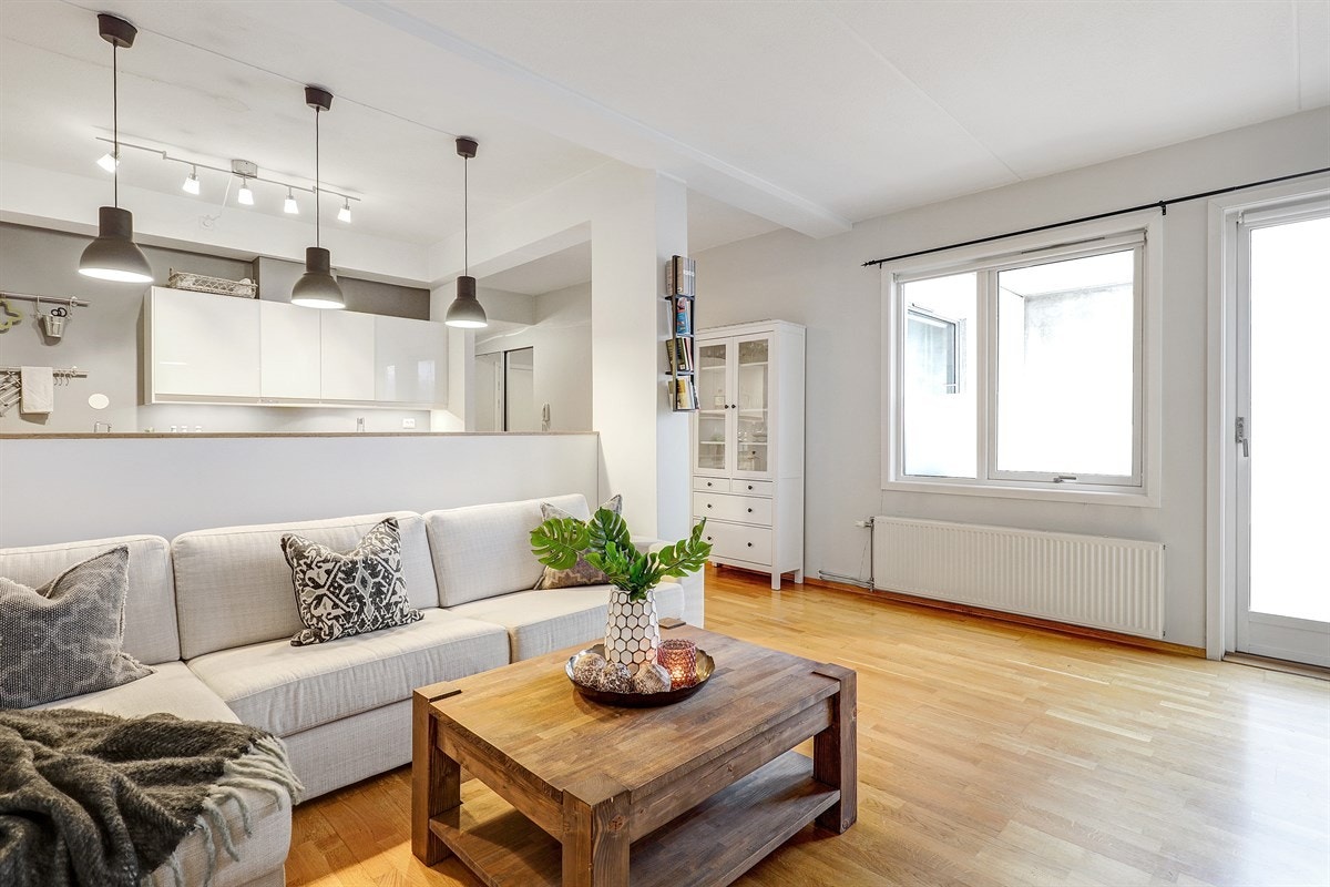 Plass til både spisebord og sofaseksjon i stue Galleribilde