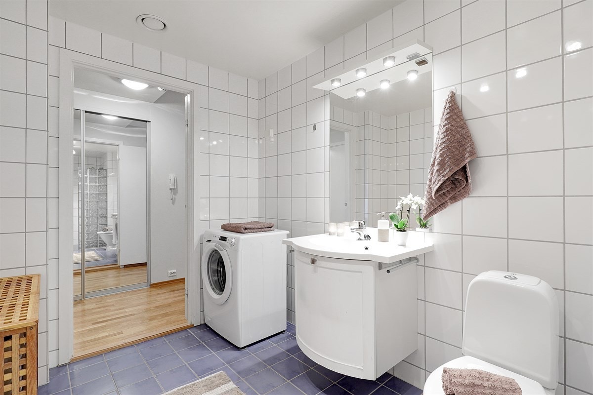 Flislagt bad med dusjnisje. Galleribilde