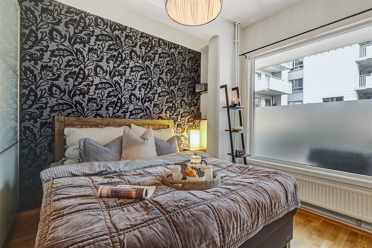 Soverom med romslig walk-in garderobe. Galleribilde