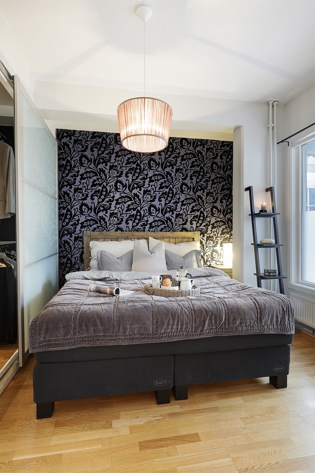 Soverom med romslig walk-in garderobe. Galleribilde