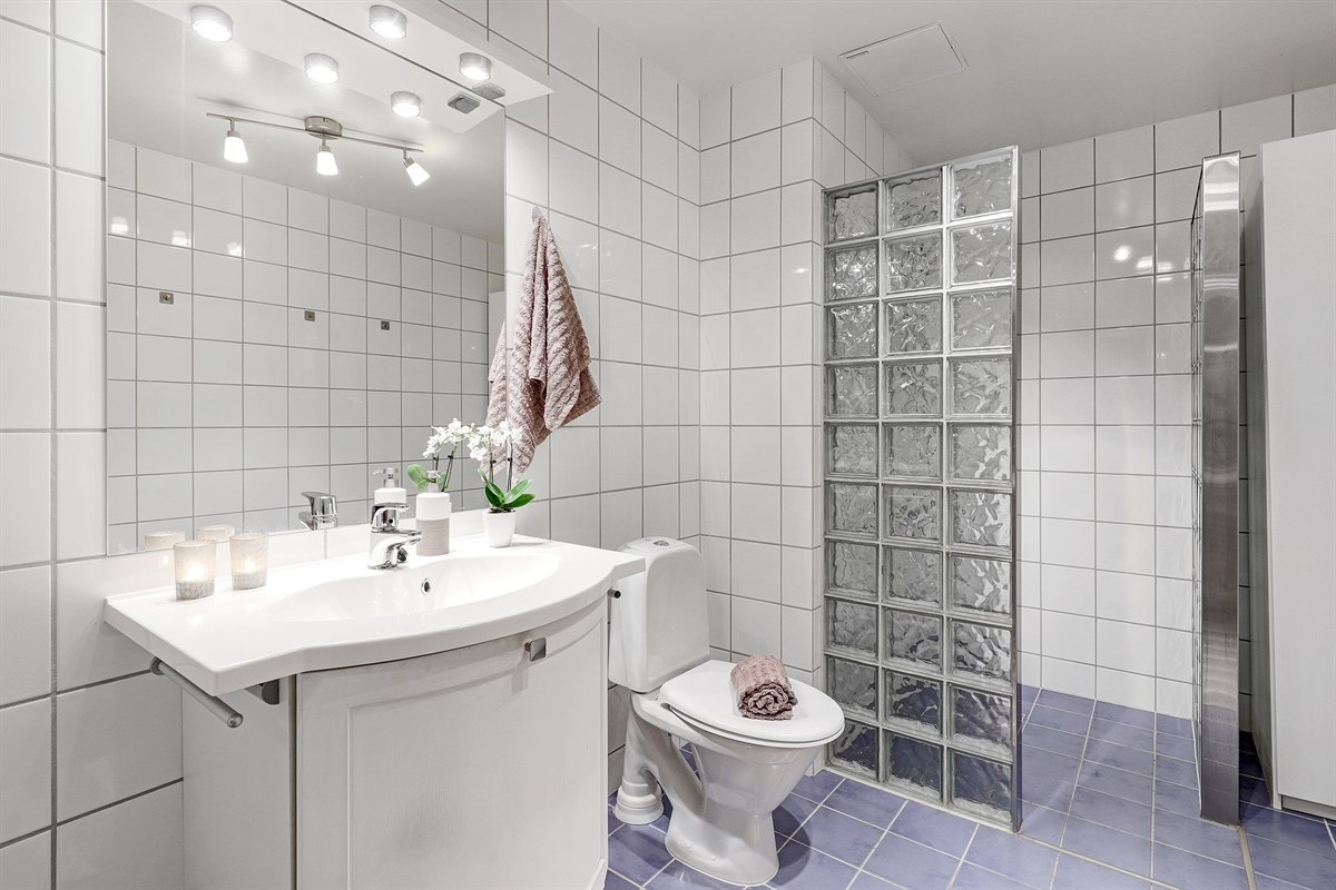 Flislagt bad med dusjnisje. Galleribilde