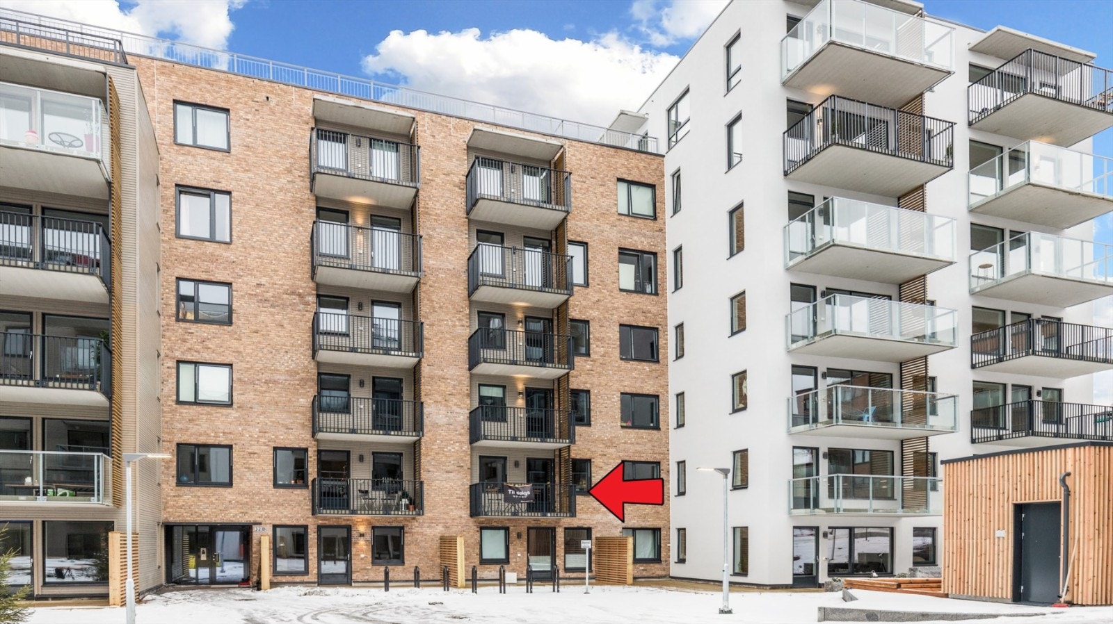 Fasade med pil som markerer leilighetens beliggenhet - God internbeliggenhet vendt inn mot fellesareal Galleribilde