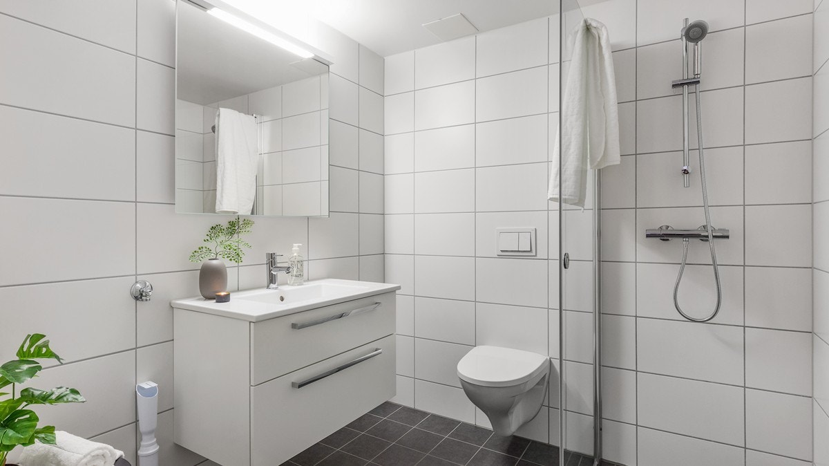 Pent flislagt bad med varmekabler i gulv - Opplegg til vaskemaskin Galleribilde