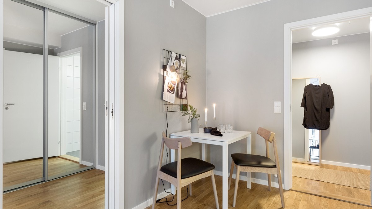 Leiligheten har en fin planløsning med plass til ett lite spisebord i tilknytting til kjøkkenet Galleribilde