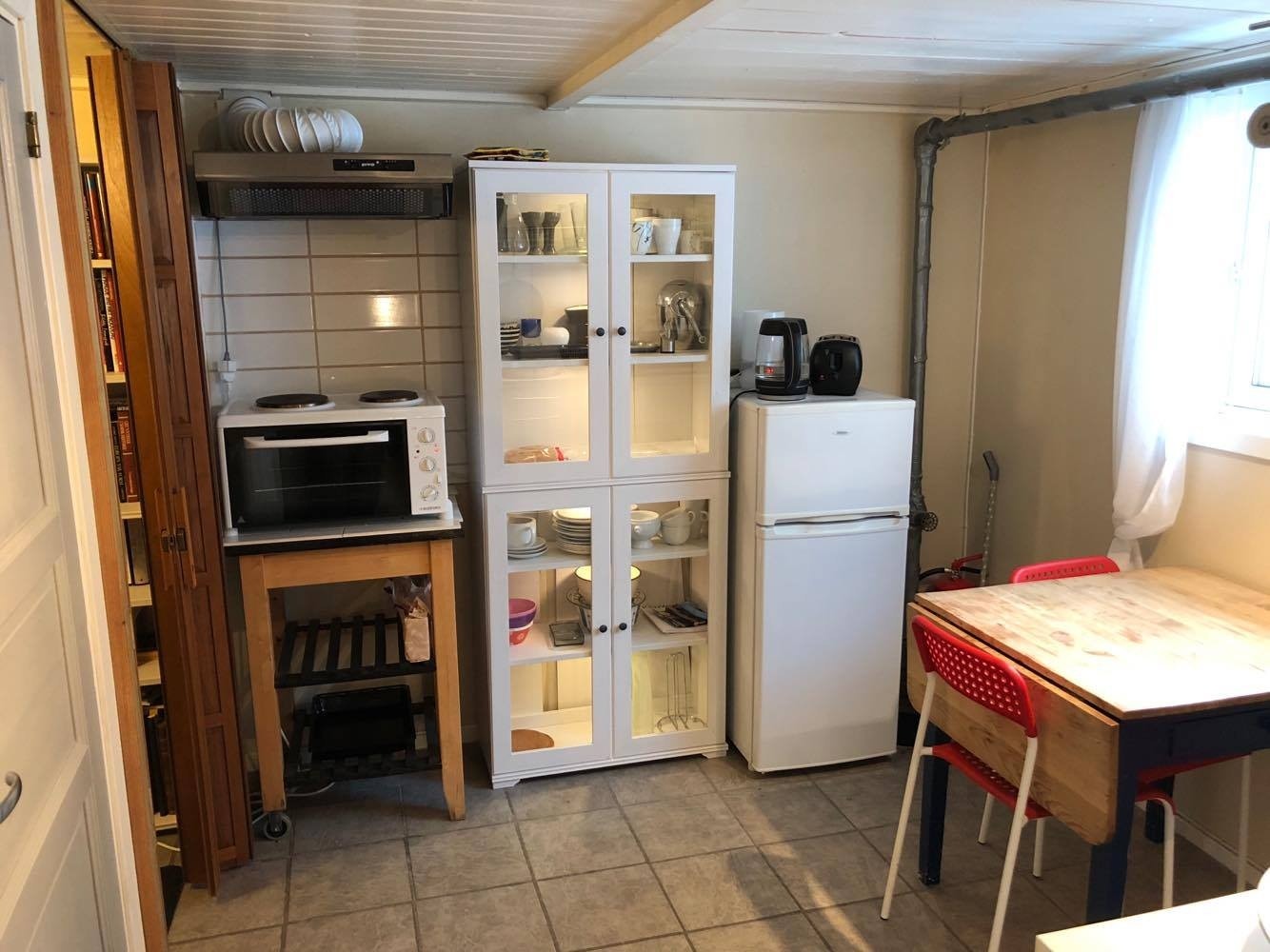 Kjøkken med Komfyr og kjøleskap med fryser Galleribilde