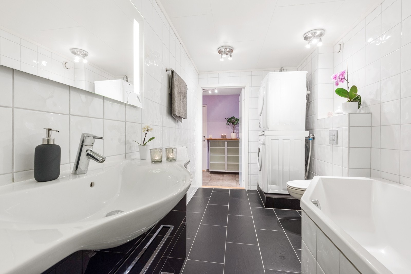 Bad med opplegg til vaskemaskin og tørketrommel. Galleribilde