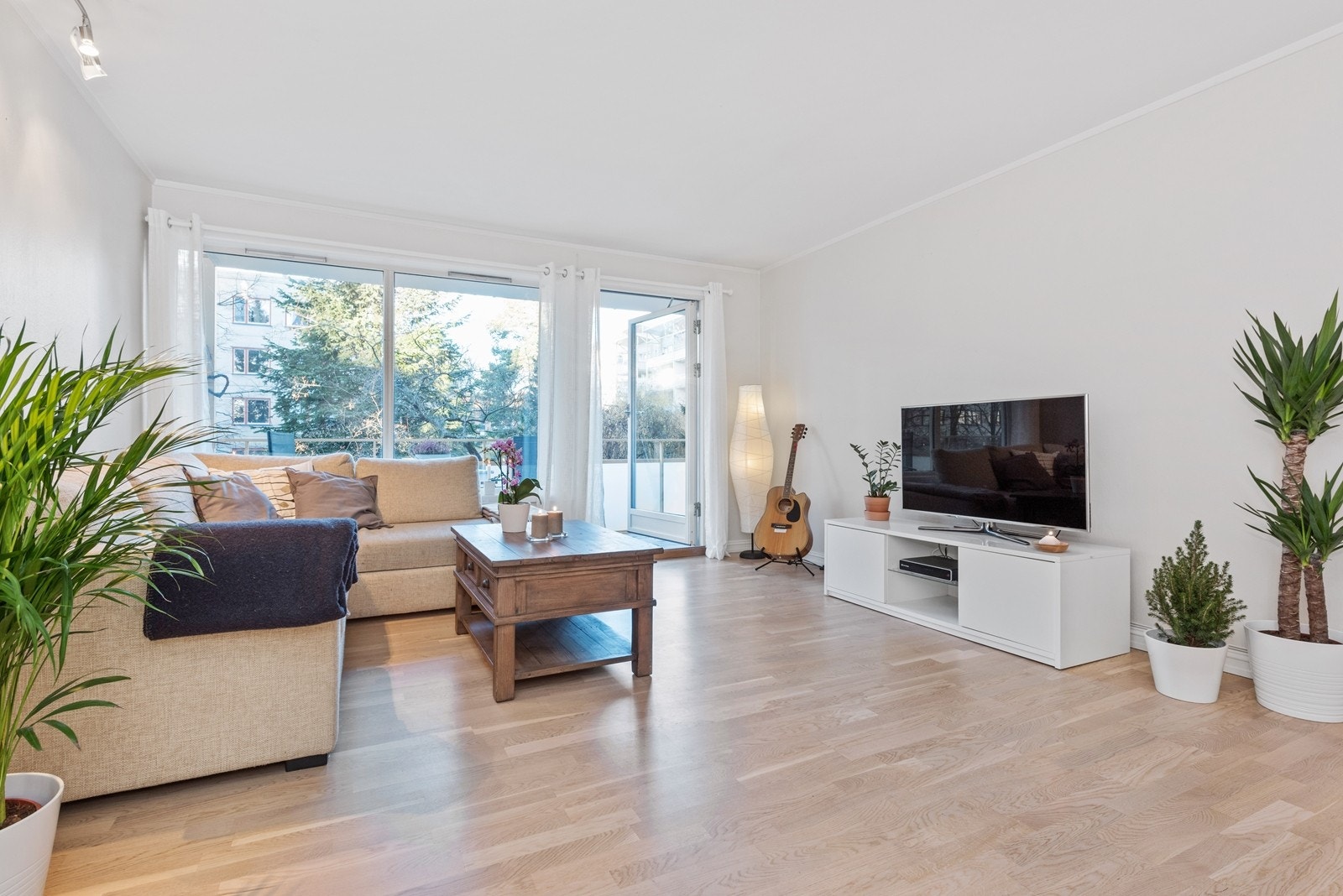 Lys og luftig stue som har god plass til møblering. Galleribilde