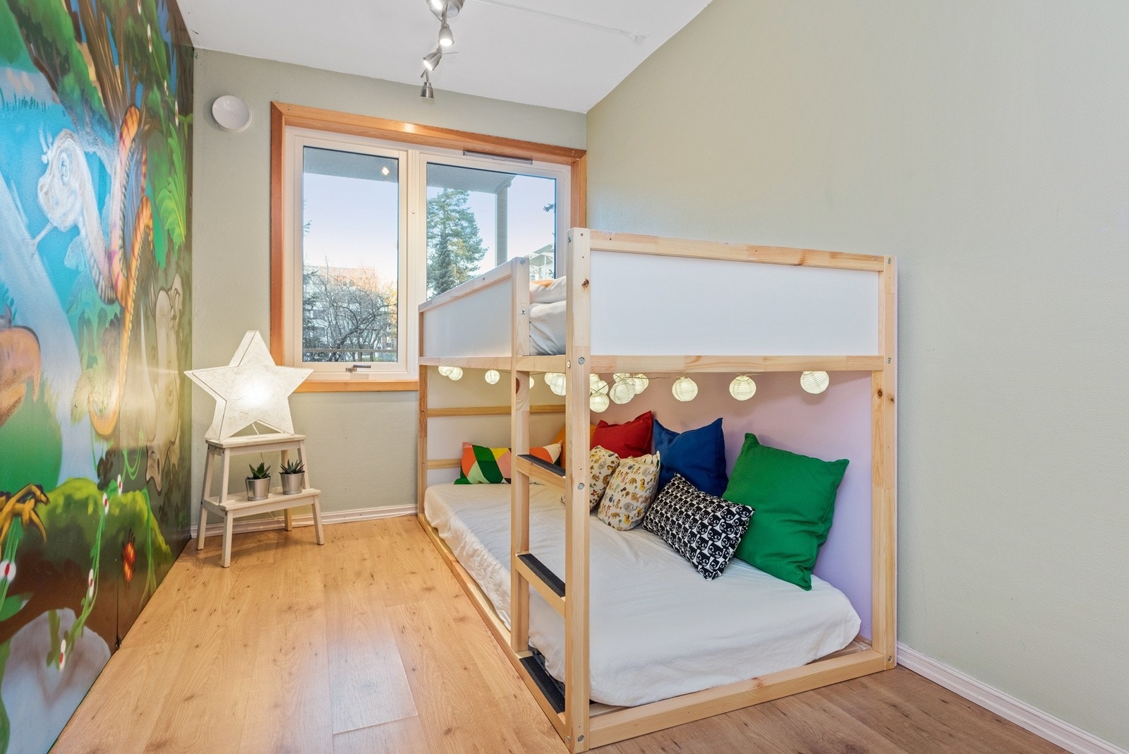 Svært hyggelig barnerom som har plass til seng og skap. Galleribilde