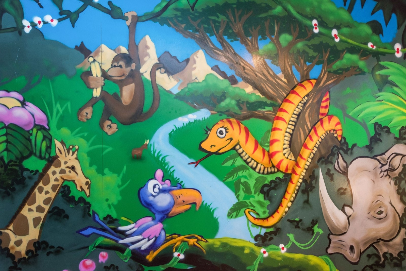 Den ene veggen på barnerommet har fått satt opp plater som er spraylakkert som et dyrehagemotiv. Galleribilde