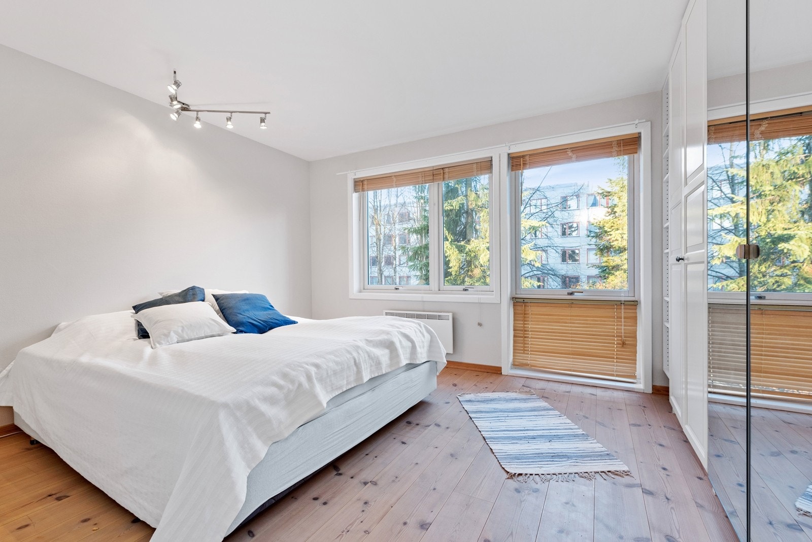 Hovedsoverommet har godt med lys inn og plass til en stor seng. Galleribilde