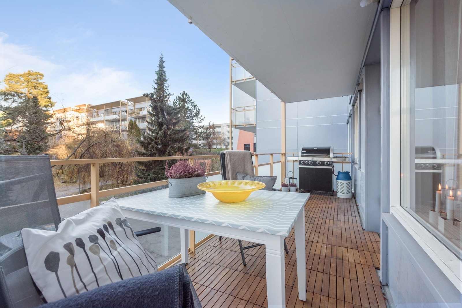 Balkong vestvendt. Gode solforhold. Galleribilde